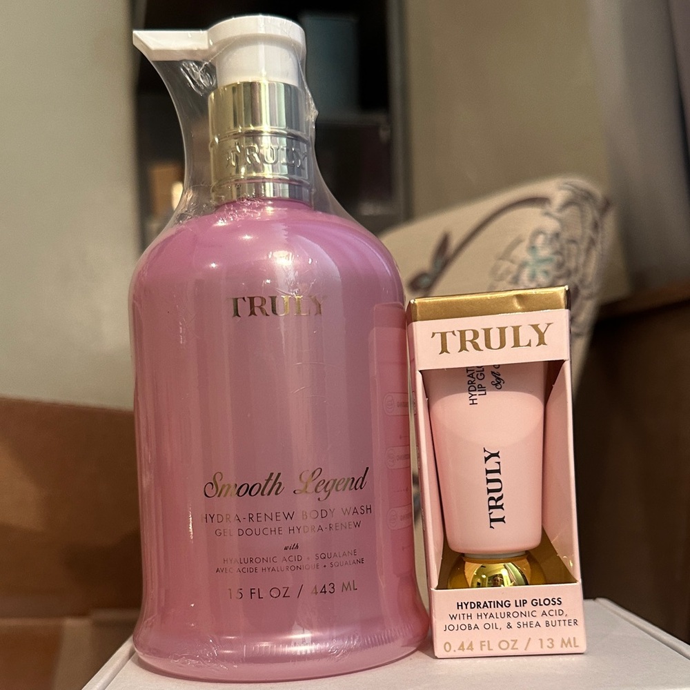 TRULY Smooth  Hydra-Renew Body Wash & Hydrating Lip Gloss bundle